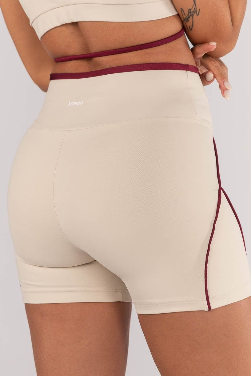 Short com Detalhe Vivo e Vira (Off-White / Vinho) | Ref: K4616-A