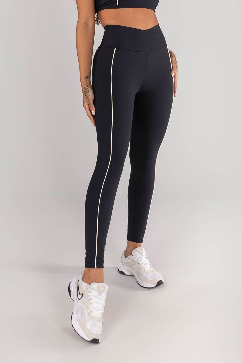 Calça Legging com Cós Transpassado e Bolsos com Vivo (Preto / Vanilla) | Ref: K4618-A