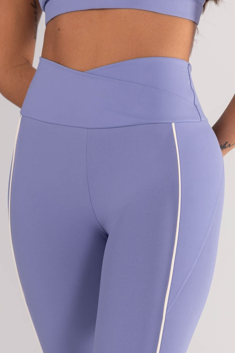 Calça Legging com Cós Transpassado e Bolsos com Vivo (Lavanda / Vanilla) | Ref: K4618-C