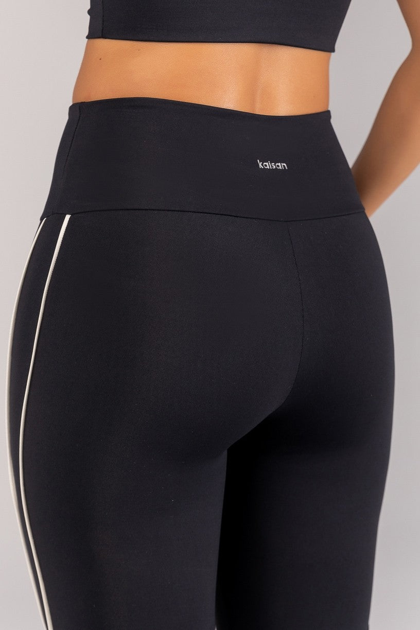 Calça Legging com Vivos na Lateral e Recorte (Preto / Champagne) | Ref: K4677-A