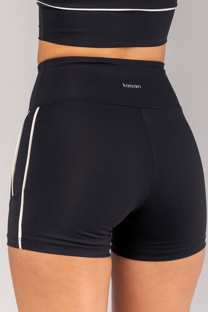 Short com Vivos na Lateral e Recortes (Preto / Champagne) | Ref: K4678-A