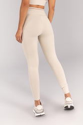 Calça Legging com Cós Transpassado e Vivo Contrastante (Off-White / Telha) | Ref: K4686-A