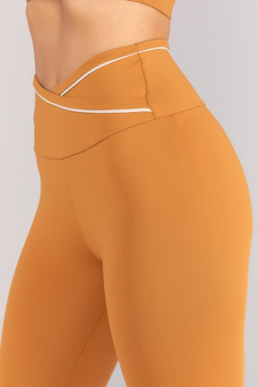 Calça Legging com Cós Transpassado e Vivo Contrastante (Amêndoa / Off-White) | Ref: K4686-B