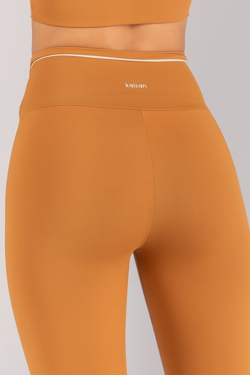 Calça Legging com Cós Transpassado e Vivo Contrastante (Amêndoa / Off-White) | Ref: K4686-B