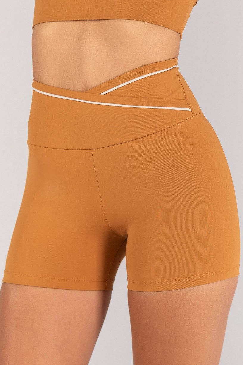 Short com Cós Transpassado e Vivo Contrastante (Amêndoa / Off-White) | Ref: K4687-B