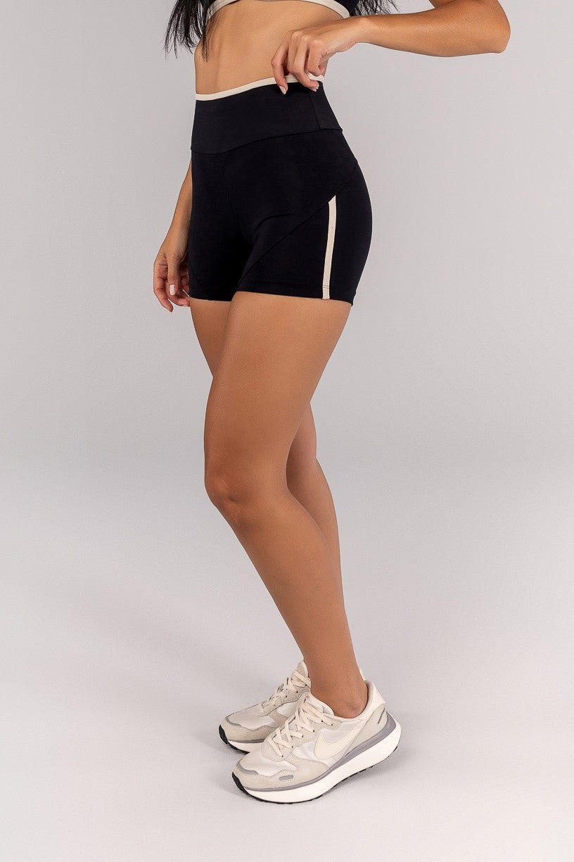 Short com Chapado e Vira (Preto / Off-White) | Ref: K4695-A