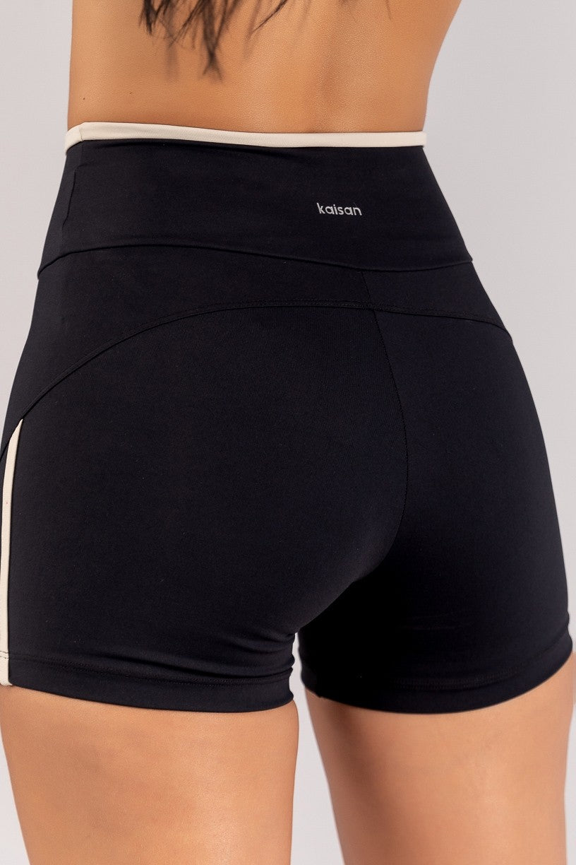 Short com Chapado e Vira (Preto / Off-White) | Ref: K4695-A